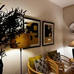 10 Pax Downtown The Emir's Free Parking *