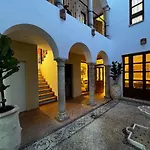 10 Pax Downtown The Emir's Free Parking *