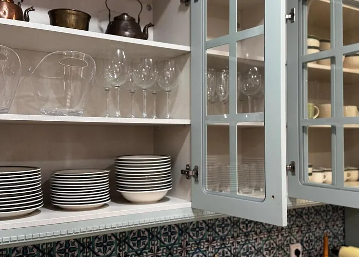 10 Pax Downtown The Emir's Free Parking *