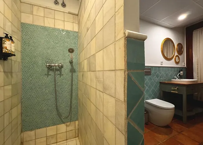 Villa 10 Pax Downtown The Emir's Free Parking