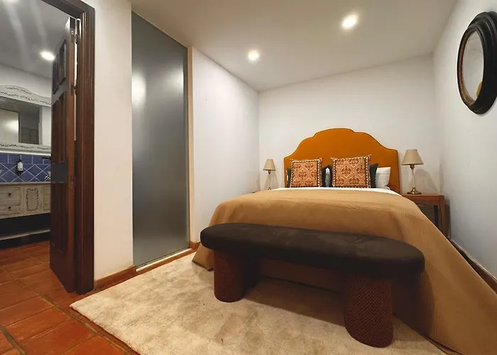 10 Pax Downtown The Emir's Free Parking