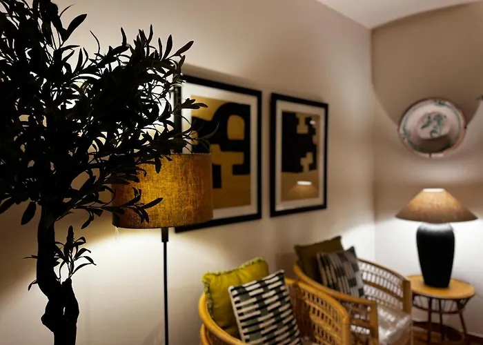 10 Pax Downtown The Emir's Free Parking *