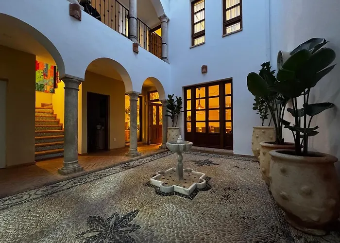 10 Pax Downtown The Emir's Free Parking *