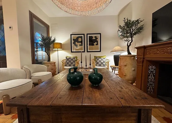 10 Pax Downtown The Emir's Free Parking