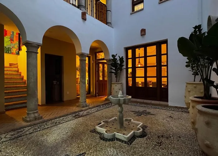 10 Pax Downtown The Emir's Free Parking *