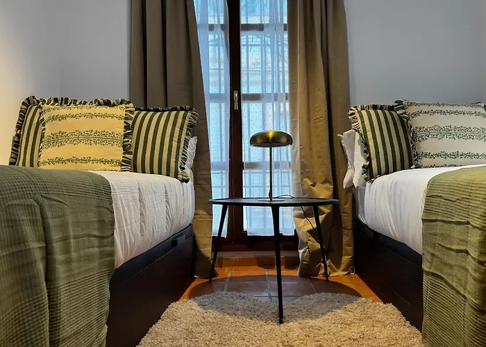 10 Pax Downtown The Emir's Free Parking