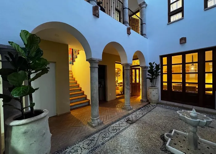 10 Pax Downtown The Emir's Free Parking *